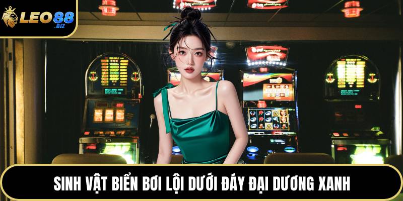 Sinh vật biển bơi lội dưới đáy đại dương xanh